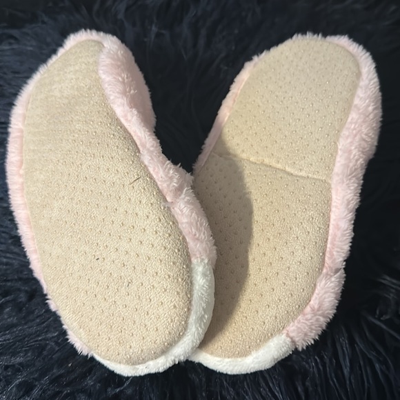 Light pink unicorn slippers. Fits size 5-6 youth - Picture 3 of 4